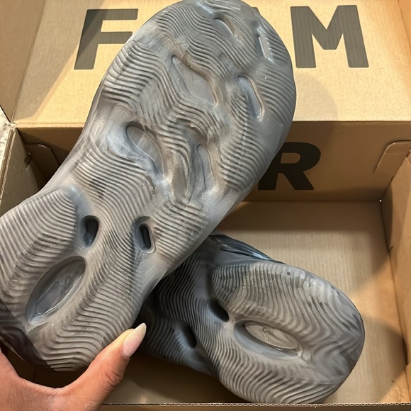 Yeezy FOAM RNR Granite - Picture 2 of 4